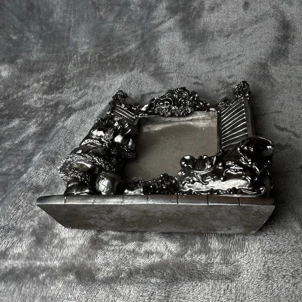 Ornate Silver Resin Picture Frame Santa & Sleigh In Front Of Window Detailed 5x7